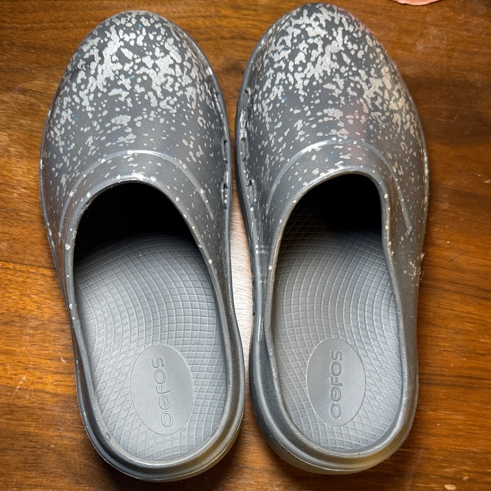 OOFOS Speckled Gray and White Clogs